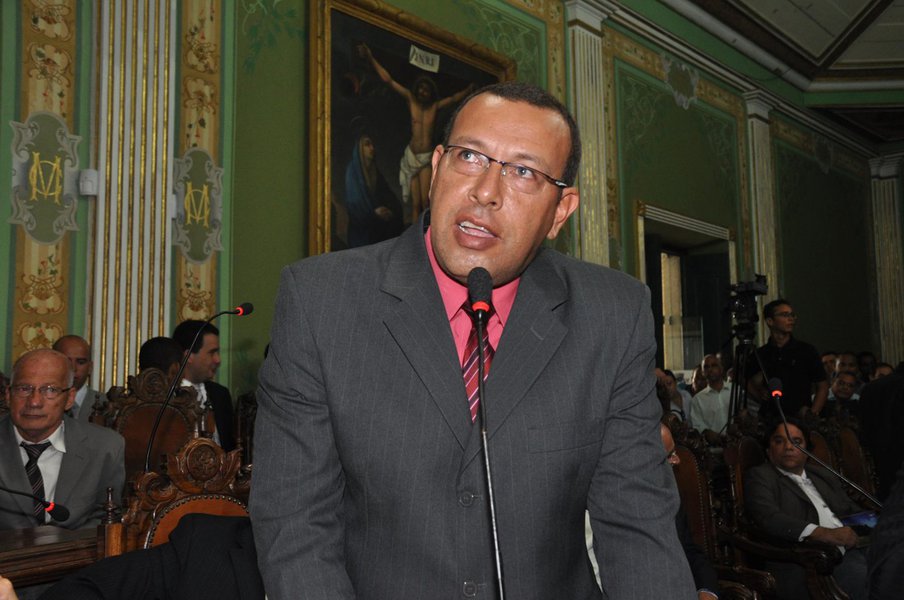 Depois de dizer que ficaria "pelo menos mais 30 dias" afastado de suas atividades na Câmara Municipal de Salvador, o vereador Marco Prisco (PSDB), decidiu reassumir o mandato; ele se apresentou à diretoria legislativa da Casa ontem (4) e pediu oficialmente suspensão de sua licença de 60 dias, concedida há um mês em virtude de sua prisão preventiva; tucano cumpriu quase 60 dos 90 dias de reclusão determinados pela Justiça Federal por causa de sua participação nas greves da PM de 2012 e 2014 (Foto: Romulo Faro) Depois de dizer que ficaria "pelo menos mais 30 dias" afastado de suas atividades na Câmara Municipal de Salvador, o vereador Marco Prisco (PSDB), decidiu reassumir o mandato; ele se apresentou à diretoria legislativa da Casa ontem (4) e pediu oficialmente suspensão de sua licença de 60 dias, concedida há um mês em virtude de sua prisão preventiva; tucano cumpriu quase 60 dos 90 dias de reclusão determinados pela Justiça Federal por causa de sua participação nas greves da PM de 2012 e 2014