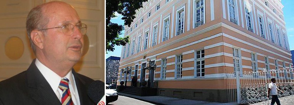 O presidente da Assembleia Legislativa de Alagoas, Fernando Toledo (PSDB), promete se reunir na tarde desta quinta-feira (02/01) com o governador Teotonio Vilela Filho (PSDB) para discutir o reajuste do duodécimo. Os membros da Mesa Diretora reassumiram as funções hoje. Eles foram afastados por decisão judicial acusados de irregularidades na folha de pagamento dos servidores (Foto: Voney Malta) O presidente da Assembleia Legislativa de Alagoas, Fernando Toledo (PSDB), promete se reunir na tarde desta quinta-feira (02/01) com o governador Teotonio Vilela Filho (PSDB) para discutir o reajuste do duodécimo. Os membros da Mesa Diretora reassumiram as funções hoje. Eles foram afastados por decisão judicial acusados de irregularidades na folha de pagamento dos servidores