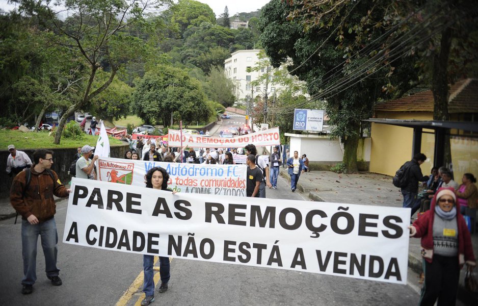 Com barracas de lona, tendas, colchonetes e uma fogueira para se aquecerem do frio, manifestantes passaram a noite próximos à residência oficial do prefeito do Rio de Janeiro, Eduardo Paes, na Gávea Pequena, em protesto contra as remoções de moradias em comunidades carentes pela prefeitura; ato teve início na tarde de ontem, reunindo quase 200 pessoas (foto), e cerca de 40 participaram da vigília (Foto: Gisele Federicce) Com barracas de lona, tendas, colchonetes e uma fogueira para se aquecerem do frio, manifestantes passaram a noite próximos à residência oficial do prefeito do Rio de Janeiro, Eduardo Paes, na Gávea Pequena, em protesto contra as remoções de moradias em comunidades carentes pela prefeitura; ato teve início na tarde de ontem, reunindo quase 200 pessoas (foto), e cerca de 40 participaram da vigília