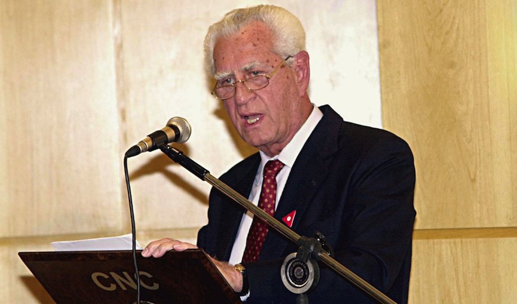 Diretoria da Confederação Nacional do Comércio de Bens, Serviços e Turismo (CNC) se reuniu nesta quinta (13) para manifestar "grande preocupação com o atual cenário da economia brasileira e sua evolução a curto e médio prazos"; baixo crescimento da economia somado aos desequilíbrios em alguns setores exigem correções de rumo na administração pública; "A nosso ver, todo esse conjunto de entraves resulta, basicamente, da excessiva dimensão a que chegou o Estado brasileiro, com inúmeras superposições administrativas distribuídas por 39 Ministérios, 78 autarquias, inúmeros conselhos e fundações", afirmou (Foto: Valter Lima) Diretoria da Confederação Nacional do Comércio de Bens, Serviços e Turismo (CNC) se reuniu nesta quinta (13) para manifestar "grande preocupação com o atual cenário da economia brasileira e sua evolução a curto e médio prazos"; baixo crescimento da economia somado aos desequilíbrios em alguns setores exigem correções de rumo na administração pública; "A nosso ver, todo esse conjunto de entraves resulta, basicamente, da excessiva dimensão a que chegou o Estado brasileiro, com inúmeras superposições administrativas distribuídas por 39 Ministérios, 78 autarquias, inúmeros conselhos e fundações", afirmou