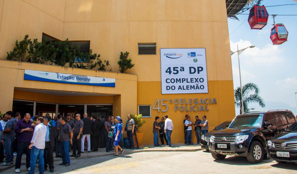 Policiais civis prenderam sete pessoas suspeitas de atacar a Delegacia de Polícia do Complexo do Alemão e a sede da UPP da Nova Brasília, no complexo da zona norte da cidade do Rio, em janeiro deste ano; no total, nove mandados de prisão foram expedidos pela Justiça contra suspeitos do ataque, de acordo com a delegacia do Alemão (Foto: Leonardo Lucena) Policiais civis prenderam sete pessoas suspeitas de atacar a Delegacia de Polícia do Complexo do Alemão e a sede da UPP da Nova Brasília, no complexo da zona norte da cidade do Rio, em janeiro deste ano; no total, nove mandados de prisão foram expedidos pela Justiça contra suspeitos do ataque, de acordo com a delegacia do Alemão