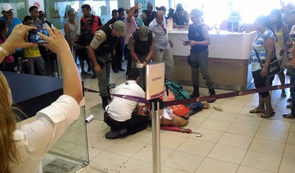 Uma tentativa de assalto a um carro-forte dentro do Shopping Guararapes, em Jaboatão dos Guararapes, Região Metropolitana do Recife, provocou pânico entre os clientes nesta segunda-feira (2); cerca de oito suspeitos anunciaram a ação enquanto o carro-forte reabastecia uma agência do Banco do Brasil; houve troca de tiros entre os seguranças do carro-forte e os bandidos; a ação deixou cinco feridos, sendo dois clientes e três vigilantes; os ladrões conseguiram fugir e estão sendo procurados pela polícia (Foto: Paulo Emílio) Uma tentativa de assalto a um carro-forte dentro do Shopping Guararapes, em Jaboatão dos Guararapes, Região Metropolitana do Recife, provocou pânico entre os clientes nesta segunda-feira (2); cerca de oito suspeitos anunciaram a ação enquanto o carro-forte reabastecia uma agência do Banco do Brasil; houve troca de tiros entre os seguranças do carro-forte e os bandidos; a ação deixou cinco feridos, sendo dois clientes e três vigilantes; os ladrões conseguiram fugir e estão sendo procurados pela polícia
