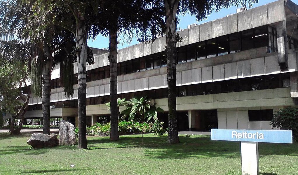 Eles reivindicam, entre outras coisas, a não instalação do ponto eletrônico e o restabelecimento da carga horária semanal de 30 horas; alguns setores da Universidade, como a biblioteca central e a garagem, estão fechados (Foto: Gisele Federicce) Eles reivindicam, entre outras coisas, a não instalação do ponto eletrônico e o restabelecimento da carga horária semanal de 30 horas; alguns setores da Universidade, como a biblioteca central e a garagem, estão fechados