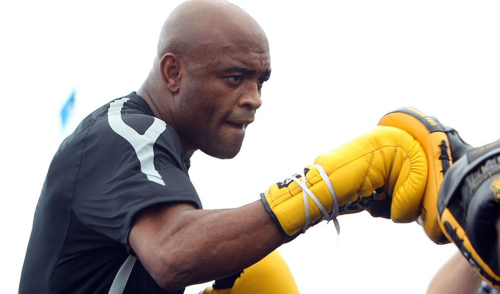 O lutador de MMA Anderson Silva, que fraturou a perna esquerda durante luta no último final de semana, deve deixar, ainda nesta terça-feira (31), o hospital em Las Vegas onde foi submetido a uma cirurgia; responsável por conduzir a operação, Steve Sanders falou que a primeira coisa que o brasileiro perguntou foi quando poderá voltar a lutar; segundo o médico, do ponto de vista ortopédico, Anderson não terá problemas para retornar ao ringues; mas não com o apoio de um dos filhos: pelas redes sociais, Kalyl do Silva, de 15 anos, pediu que o pai abandone o MMA (Foto: Valter Lima) O lutador de MMA Anderson Silva, que fraturou a perna esquerda durante luta no último final de semana, deve deixar, ainda nesta terça-feira (31), o hospital em Las Vegas onde foi submetido a uma cirurgia; responsável por conduzir a operação, Steve Sanders falou que a primeira coisa que o brasileiro perguntou foi quando poderá voltar a lutar; segundo o médico, do ponto de vista ortopédico, Anderson não terá problemas para retornar ao ringues; mas não com o apoio de um dos filhos: pelas redes sociais, Kalyl do Silva, de 15 anos, pediu que o pai abandone o MMA