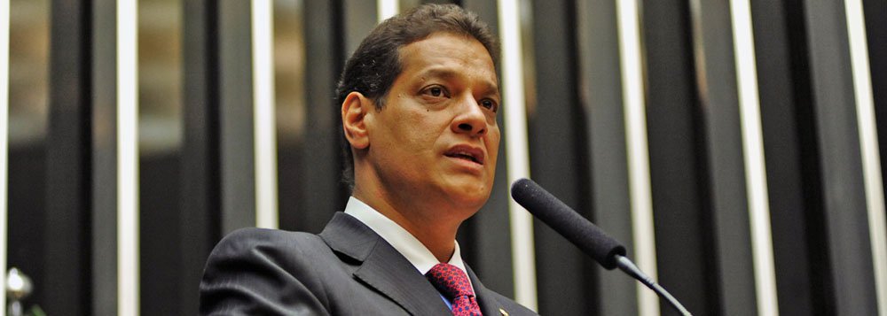 Projeto de autoria do deputado goiano Armando Vergílio (SDD), aprovado pelo Congresso Nacional na quarta-feira (23), regula e disciplina a atividade de desmanche de automóveis no País; de acordo com o parlamentar, 95% dos veículos furtados ou roubados no Brasil são destinados ao abastecimento o mercado ilegal; nova lei determina implementação pelo Contran de um banco de dados com registro de todas as peças retiradas dos veículos desmanchados e informações sobre sua destinação final (Foto: Realle Palazzo-Martini) Projeto de autoria do deputado goiano Armando Vergílio (SDD), aprovado pelo Congresso Nacional na quarta-feira (23), regula e disciplina a atividade de desmanche de automóveis no País; de acordo com o parlamentar, 95% dos veículos furtados ou roubados no Brasil são destinados ao abastecimento o mercado ilegal; nova lei determina implementação pelo Contran de um banco de dados com registro de todas as peças retiradas dos veículos desmanchados e informações sobre sua destinação final