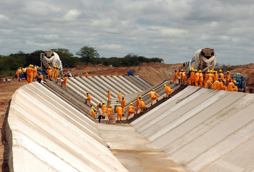 Orçado em R$ 8,2 bilhões, o Projeto de Integração do Rio São Francisco atingiu a marca de mais de seis mil funcionários trabalhando para a conclusão da obra; o aumento da quantidade de contratações foi consequência da assinatura das últimas sete ordens de serviço emitidas ao longo deste ano: cinco para o Eixo Norte e duas destinadas ao Eixo Leste (Foto: Leonardo Lucena) Orçado em R$ 8,2 bilhões, o Projeto de Integração do Rio São Francisco atingiu a marca de mais de seis mil funcionários trabalhando para a conclusão da obra; o aumento da quantidade de contratações foi consequência da assinatura das últimas sete ordens de serviço emitidas ao longo deste ano: cinco para o Eixo Norte e duas destinadas ao Eixo Leste