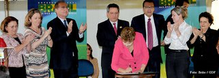A lei diz respeito à Medida Provisória aprovada pela presidenta da República, Dilma Rousseff, que permite aos mais de 600 mil taxistas do país deixarem para seus herdeiros - cônjuge, irmãos ou filhos - a concessão do táxi em caso de morte (Foto: Leonardo Lucena) A lei diz respeito à Medida Provisória aprovada pela presidenta da República, Dilma Rousseff, que permite aos mais de 600 mil taxistas do país deixarem para seus herdeiros - cônjuge, irmãos ou filhos - a concessão do táxi em caso de morte
