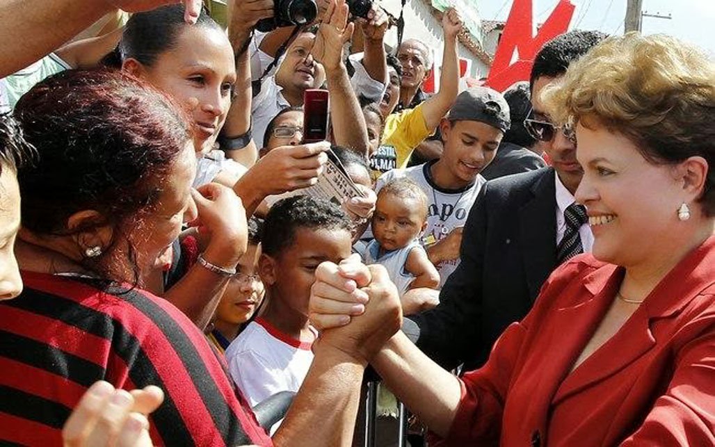 No frigir dos ovos das últimas pesquisas, sobressai dificuldade da oposição em galvanizar para um de seus candidatos os desgastes do governo da presidente Dilma Rousseff; permanência de cenário de vitória em primeiro turno contraria prognósticos da oposição, que apostava, para esta altura do campeonato, ao menos em aproximação maior com a líder; Dilma, e também o ex-presidente Lula, perderam pontos, mas a questão para os adversários Aécio Neves e Eduardo Campos é que eles não cresceram; percentual de intenções de votos brancos e nulos cresceu, aumentando o desafio da oposição de atrair para si – e não deixar cair no vazio – o voto do contra; como fazer? (Foto: Camila Nunes) No frigir dos ovos das últimas pesquisas, sobressai dificuldade da oposição em galvanizar para um de seus candidatos os desgastes do governo da presidente Dilma Rousseff; permanência de cenário de vitória em primeiro turno contraria prognósticos da oposição, que apostava, para esta altura do campeonato, ao menos em aproximação maior com a líder; Dilma, e também o ex-presidente Lula, perderam pontos, mas a questão para os adversários Aécio Neves e Eduardo Campos é que eles não cresceram; percentual de intenções de votos brancos e nulos cresceu, aumentando o desafio da oposição de atrair para si – e não deixar cair no vazio – o voto do contra; como fazer?