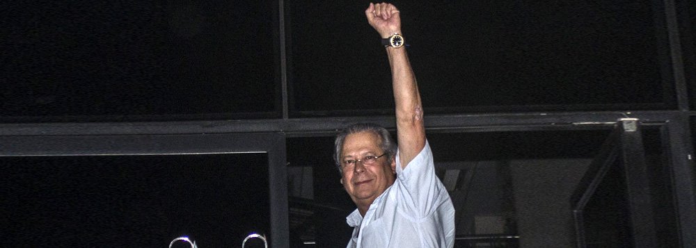 SÃO PAULO, SP, 15.11.2013: JOSÉ DIRCEU/MENSALÃO/SP - O ex-ministro da Casa Civil, José Dirceu se entregou, por volta das 20h30, na superintendência da Polícia Federal, em São Paulo. (Foto: Marco Ambrosio/Frame/Folhapress) (Foto: Gisele Federicce) SÃO PAULO, SP, 15.11.2013: JOSÉ DIRCEU/MENSALÃO/SP - O ex-ministro da Casa Civil, José Dirceu se entregou, por volta das 20h30, na superintendência da Polícia Federal, em São Paulo. (Foto: Marco Ambrosio/Frame/Folhapress)