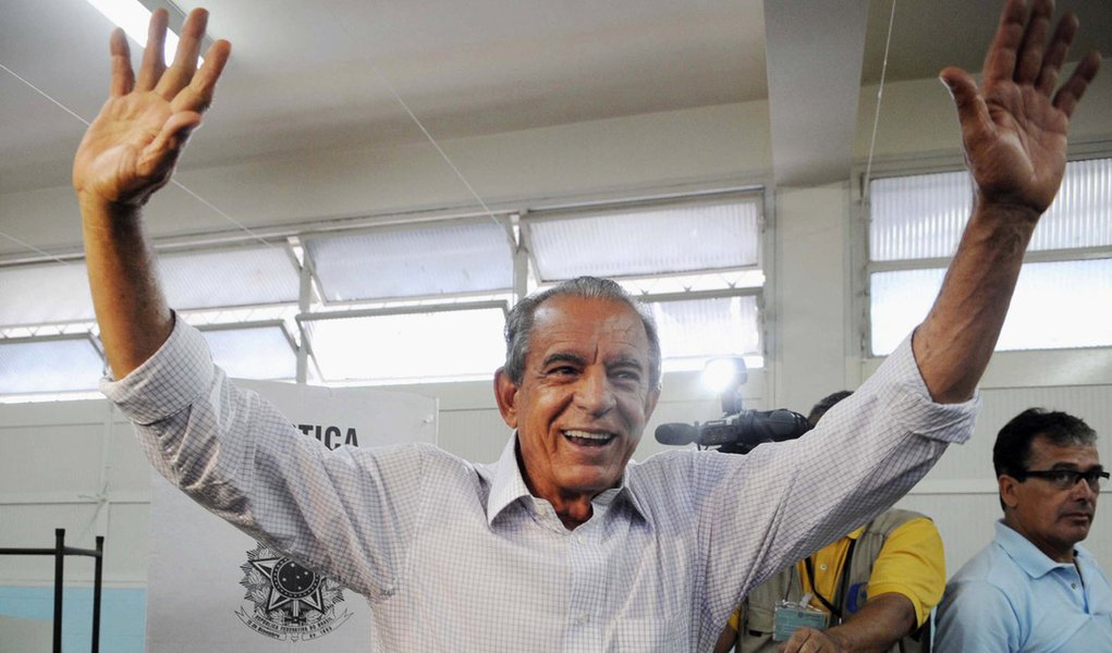 Ex-prefeito do PMDB acredita que lideranças dos dois partidos terão “juízo político e lealdade” ao projeto comum e que é natural a proliferação de pré-candidatos; Júnior do Friboi (PMDB) e Antônio Gomide (PT), no entanto, indicam que suas postulações seriam irreversíveis; para complicar a situação, a “voz das ruas” inicia clamor pela candidatura do próprio Iris; líderes peemedebistas lançam dia 27 o “Manifesto pela unidade do PMDB, com Iris para governador”; garantem que ele não estimula o movimento; será mesmo? (Foto: Realle Palazzo-Martini) Ex-prefeito do PMDB acredita que lideranças dos dois partidos terão “juízo político e lealdade” ao projeto comum e que é natural a proliferação de pré-candidatos; Júnior do Friboi (PMDB) e Antônio Gomide (PT), no entanto, indicam que suas postulações seriam irreversíveis; para complicar a situação, a “voz das ruas” inicia clamor pela candidatura do próprio Iris; líderes peemedebistas lançam dia 27 o “Manifesto pela unidade do PMDB, com Iris para governador”; garantem que ele não estimula o movimento; será mesmo?