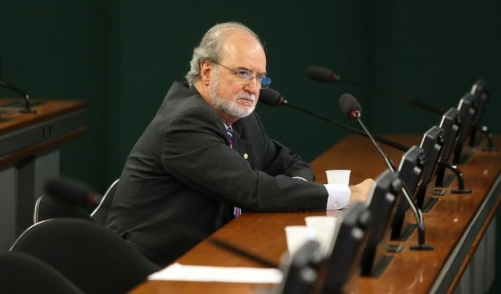 Suspeito de esquema de caixa 2 em sua campanha à reeleição ao governo de Minas Gerais, em 1998, Azeredo renunciou ao seu mandato na Câmara; com isso, o processo contra ele que corre no Supremo Tribunal Federal poderá ser remetido à primeira instância da Justiça, na 9.ª Vara Criminal de Belo Horizonte; promotoria vai requerer que a ação seja julgada em separado para adiantar julgamento (Foto: Roberta Namour) Suspeito de esquema de caixa 2 em sua campanha à reeleição ao governo de Minas Gerais, em 1998, Azeredo renunciou ao seu mandato na Câmara; com isso, o processo contra ele que corre no Supremo Tribunal Federal poderá ser remetido à primeira instância da Justiça, na 9.ª Vara Criminal de Belo Horizonte; promotoria vai requerer que a ação seja julgada em separado para adiantar julgamento