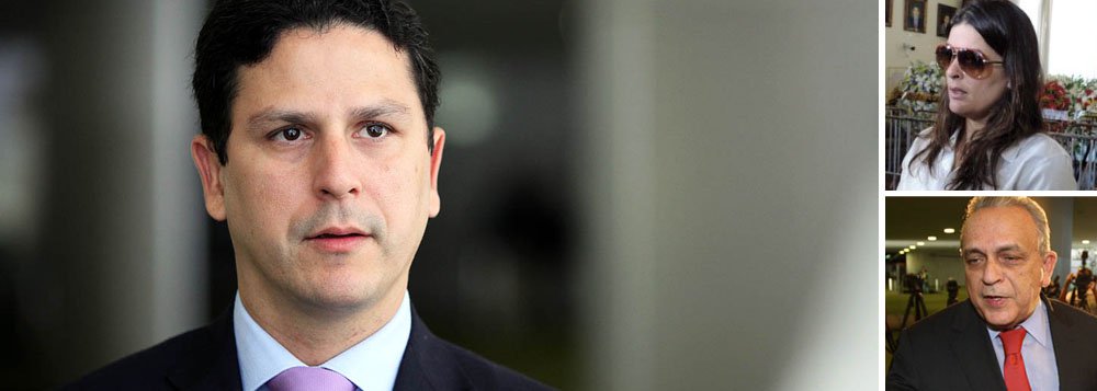 Menos de uma semana após a morte do deputado e presidente do PSDB em Pernambuco, Sérgio Guerra, a legenda vive dias de crise com a disputa pelo comando; a fissura interna ganhou corpo com as queixas de que o vice-presidente estadual, deputado federal Bruno Araújo, teria o apoio do PSB do governador Eduardo Campos para assumir o controle do partido; outra ala, contudo, defende que o PSDB pernambucano seja dirigido por Helena Guerra, filha do ex-dirigente falecido; iminência de racha lembra a situação vivenciada pelo PT estadual, que ainda não se recuperou do trauma das eleições municipais de 2010 (Foto: Paulo Emílio) Menos de uma semana após a morte do deputado e presidente do PSDB em Pernambuco, Sérgio Guerra, a legenda vive dias de crise com a disputa pelo comando; a fissura interna ganhou corpo com as queixas de que o vice-presidente estadual, deputado federal Bruno Araújo, teria o apoio do PSB do governador Eduardo Campos para assumir o controle do partido; outra ala, contudo, defende que o PSDB pernambucano seja dirigido por Helena Guerra, filha do ex-dirigente falecido; iminência de racha lembra a situação vivenciada pelo PT estadual, que ainda não se recuperou do trauma das eleições municipais de 2010