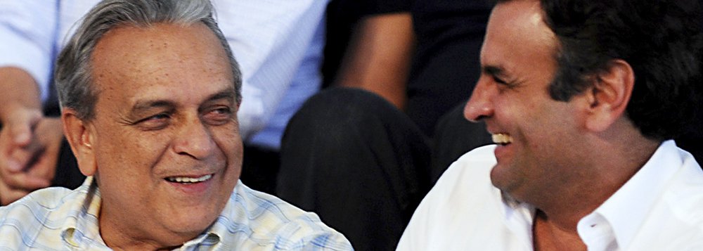 O senador mineiro e presidente nacional do PSDB, Aécio Neves, concedeu uma entrevista coletiva para falar do falecimento do deputado federal e presidente do PSDB em Pernambuco, Sérgio Guerra; de acordo com Aécio, que também é pré-candidato à Presidência da República, Guerra “tinha três características raras nos homens públicos de hoje. Um homem altamente culto; idealista, lutava por aquilo em que acreditava; e corajoso. Era destemido”, disse; “É uma perda muito especial para o PSDB, que perde um dos seus principais líderes", afirmou; ele também disse que o último conselho dado por Guerra foi para que o PSDB “colocasse o bloco da candidatura na rua”. “Vamos colocá-lo, infelizmente, sem a presença de um dos seus maiores inspiradores, que é o companheiro Sérgio Guerra", assegurou (Foto: Paulo Emílio) O senador mineiro e presidente nacional do PSDB, Aécio Neves, concedeu uma entrevista coletiva para falar do falecimento do deputado federal e presidente do PSDB em Pernambuco, Sérgio Guerra; de acordo com Aécio, que também é pré-candidato à Presidência da República, Guerra “tinha três características raras nos homens públicos de hoje. Um homem altamente culto; idealista, lutava por aquilo em que acreditava; e corajoso. Era destemido”, disse; “É uma perda muito especial para o PSDB, que perde um dos seus principais líderes", afirmou; ele também disse que o último conselho dado por Guerra foi para que o PSDB “colocasse o bloco da candidatura na rua”. “Vamos colocá-lo, infelizmente, sem a presença de um dos seus maiores inspiradores, que é o companheiro Sérgio Guerra", assegurou