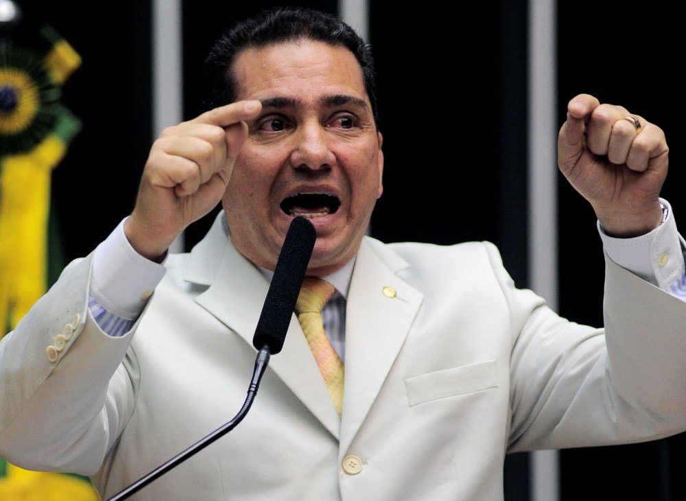 Deputado federal do DEM não gostou de ver o NE Notícias (site ligado aos Amorim) noticiar que ele perdeu na Justiça para o também deputado federal Rogério Carvalho, em ação relacionada à inauguração do hospital infantil estadual e da maternidade Nossa Senhora de Lourdes; "o sistema de comunicação dos Amorim só divulgam o meu nome quando convém a eles. É a picaretagem mor da comunicação. É por isso que eu digo sempre. Trata-se de um bando de oportunistas. A imprensa dos Amorim deveria divulgar os processos de Edivan Amorim, um costumeiro frequentador do Judiciário pelas ilicitudes praticadas", disse (Foto: Valter Lima) Deputado federal do DEM não gostou de ver o NE Notícias (site ligado aos Amorim) noticiar que ele perdeu na Justiça para o também deputado federal Rogério Carvalho, em ação relacionada à inauguração do hospital infantil estadual e da maternidade Nossa Senhora de Lourdes; "o sistema de comunicação dos Amorim só divulgam o meu nome quando convém a eles. É a picaretagem mor da comunicação. É por isso que eu digo sempre. Trata-se de um bando de oportunistas. A imprensa dos Amorim deveria divulgar os processos de Edivan Amorim, um costumeiro frequentador do Judiciário pelas ilicitudes praticadas", disse