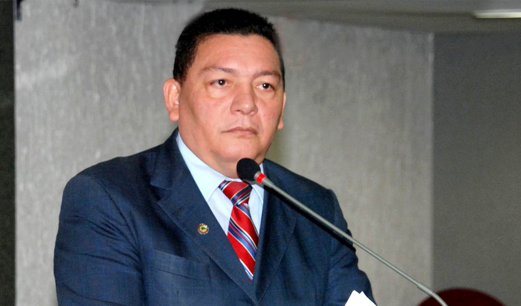 O deputado Manoel Queiroz (PPS) retorna de sua licença médica e estará de volta à Assembleia Legislativa na próxima semana; na condição de segundo suplente do bloco, o deputado Elenil da Penha (PMDB), se despediu do Parlamento e afirmou que vai trabalhar para obter votos suficientes para conseguir a titularidade do cargo e fortalecer Araguaína e região (Foto: Aquiles Lins) O deputado Manoel Queiroz (PPS) retorna de sua licença médica e estará de volta à Assembleia Legislativa na próxima semana; na condição de segundo suplente do bloco, o deputado Elenil da Penha (PMDB), se despediu do Parlamento e afirmou que vai trabalhar para obter votos suficientes para conseguir a titularidade do cargo e fortalecer Araguaína e região