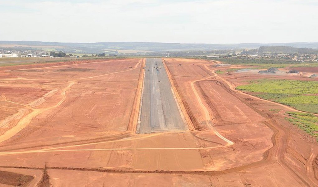 Obras da fase final do aparelho de infraestrutura em Anápolis estão orçadas em R$ 92 milhões; a licitação será na modalidade menor preço, com abertura das propostas na quarta-feira (16), às 9 horas, na sede da Agetop; a pavimentação da pista do aeroporto está em estágio avançado, com a conclusão de mais de 2 mil dos 3,3 mil metros projetados; previsão é que as obras sejam concluídas em junho (Foto: Realle Palazzo-Martini) Obras da fase final do aparelho de infraestrutura em Anápolis estão orçadas em R$ 92 milhões; a licitação será na modalidade menor preço, com abertura das propostas na quarta-feira (16), às 9 horas, na sede da Agetop; a pavimentação da pista do aeroporto está em estágio avançado, com a conclusão de mais de 2 mil dos 3,3 mil metros projetados; previsão é que as obras sejam concluídas em junho