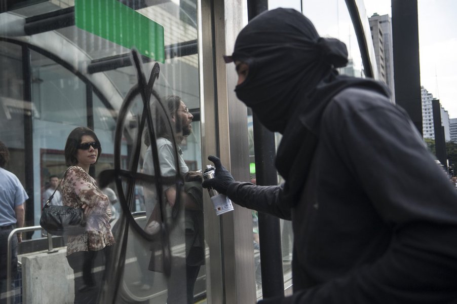 Facção de mascarados divulga material com estratégia que inclui assaltos, emboscadas, execuções, uso de coquetéis molotov e até explosão do Senado; para policiais descobertos infiltrados no grupo, a determinação é morte; entre os deveres do movimento está o "revide não-pacífico" às forças policiais do Estado (Foto: Gisele Federicce) Facção de mascarados divulga material com estratégia que inclui assaltos, emboscadas, execuções, uso de coquetéis molotov e até explosão do Senado; para policiais descobertos infiltrados no grupo, a determinação é morte; entre os deveres do movimento está o "revide não-pacífico" às forças policiais do Estado