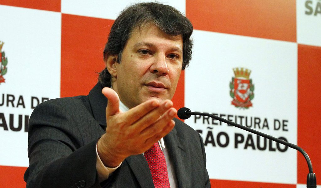 Em longa entrevista à Folha, prefeito de São Paulo critica a politização do escândalo da Máfia do o ISS, enaltece criação da Controladoria e diz que não há paralelo na história da cidade o número de pessoas que foram presas; no caso do IPTU, critica as contradições do PSDB, que em 2009 impôs um aumento de até 45%; e se espanta com a guerra de versões: “Todo dia, aqui acontece um episódio importante na cidade e a versão sobre ele é disputada palmo a palmo” (Foto: Realle Palazzo-Martini) Em longa entrevista à Folha, prefeito de São Paulo critica a politização do escândalo da Máfia do o ISS, enaltece criação da Controladoria e diz que não há paralelo na história da cidade o número de pessoas que foram presas; no caso do IPTU, critica as contradições do PSDB, que em 2009 impôs um aumento de até 45%; e se espanta com a guerra de versões: “Todo dia, aqui acontece um episódio importante na cidade e a versão sobre ele é disputada palmo a palmo”