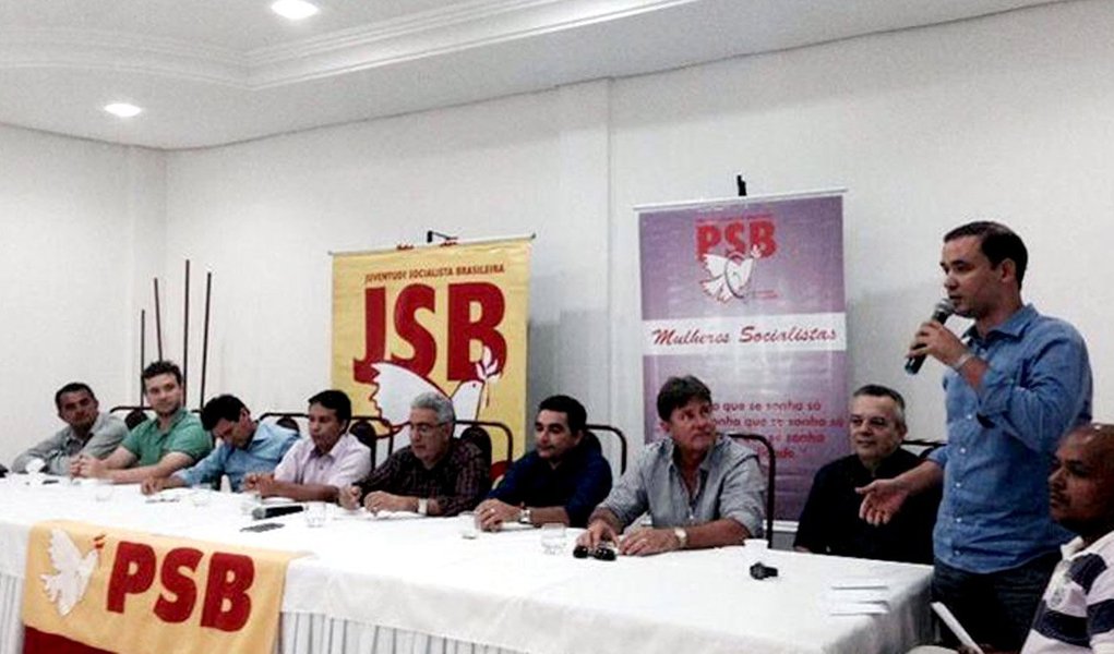 A definição sobre coligar-se com outras legendas, como o Solidariedade, só será tomada após uma discussão “mais ampla” com o Diretório Estadual; “Vamos ouvir todos os posicionamentos e discutir se vale a pena fazer coligações ou sair para uma chapa puro sangue, e também poderemos definir a data da convenção", afirmou o presidente do partido e prefeito de Gurupi, Laurez Moreira; experiente em campanhas eleitorais, Laurez pretende esperar que legendas irão se agrupar em torno da candidatura do governador Sandoval Cardoso (SD) para só então avaliar se vale a pena integrar uma coligação proporcional competitiva para os candidatos do PSB (Foto: Aquiles Lins) A definição sobre coligar-se com outras legendas, como o Solidariedade, só será tomada após uma discussão “mais ampla” com o Diretório Estadual; “Vamos ouvir todos os posicionamentos e discutir se vale a pena fazer coligações ou sair para uma chapa puro sangue, e também poderemos definir a data da convenção", afirmou o presidente do partido e prefeito de Gurupi, Laurez Moreira; experiente em campanhas eleitorais, Laurez pretende esperar que legendas irão se agrupar em torno da candidatura do governador Sandoval Cardoso (SD) para só então avaliar se vale a pena integrar uma coligação proporcional competitiva para os candidatos do PSB