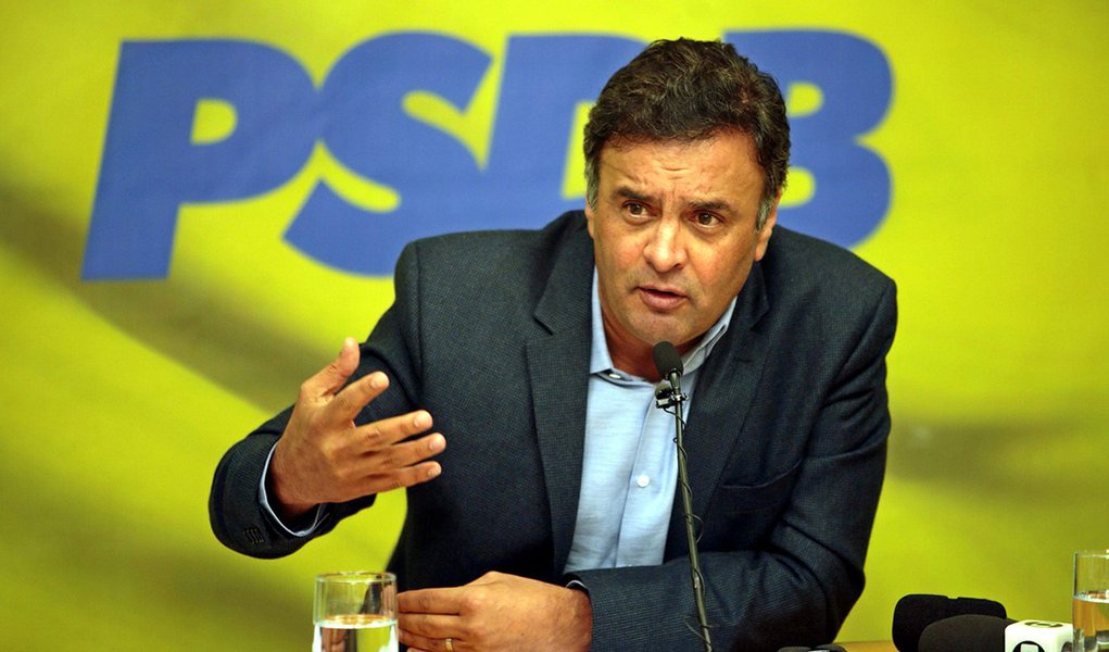 Senador Aécio Neves (PSDB) ironizou, nesta segunda-feira (2) , ao discursar em evento promovido pela Unica, entidade que reúne empresários do setor sucroalcoleiro, declaração da presidente Dilma Rousseff (PT), que reclamou do tom pessimista do empresariado e disse ser preciso esperar "novembro chegar" para que haja mudança de clima nas perspectivas da economia (Foto: Valter Lima) Senador Aécio Neves (PSDB) ironizou, nesta segunda-feira (2) , ao discursar em evento promovido pela Unica, entidade que reúne empresários do setor sucroalcoleiro, declaração da presidente Dilma Rousseff (PT), que reclamou do tom pessimista do empresariado e disse ser preciso esperar "novembro chegar" para que haja mudança de clima nas perspectivas da economia