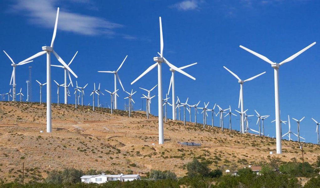 O Leilão de Energia de Reserva, arcado para o próximo dia 23 e voltado exclusivamente para usinas eólicas, contabilizou a habilitação de 377 empreendimentos com capacidade instalada para gerar até 8.999 megawatts (MW); as unidades serão implantadas em oito estados, a maioria na Região Nordeste (Foto: Paulo Emílio) O Leilão de Energia de Reserva, arcado para o próximo dia 23 e voltado exclusivamente para usinas eólicas, contabilizou a habilitação de 377 empreendimentos com capacidade instalada para gerar até 8.999 megawatts (MW); as unidades serão implantadas em oito estados, a maioria na Região Nordeste