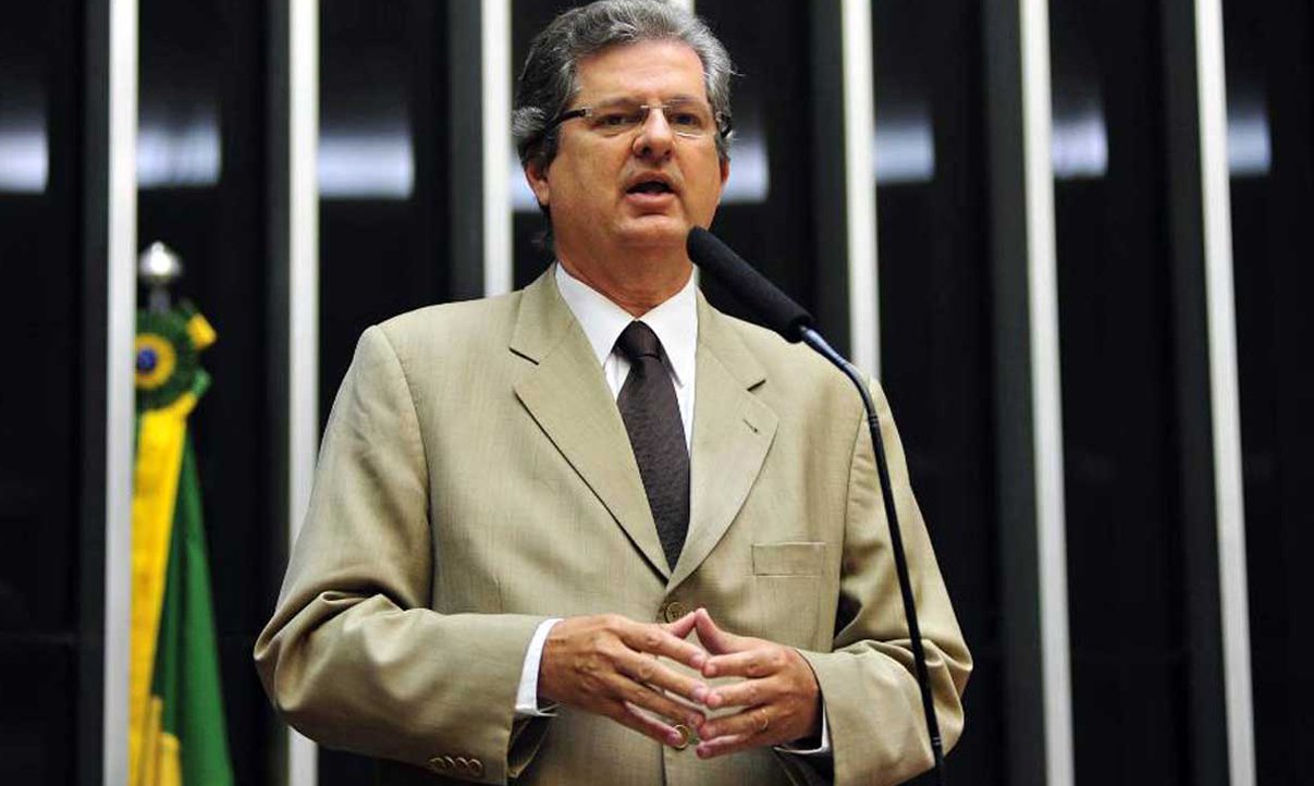 Apesar de o ex-presidente Lula e a presidente Dilma Rousseff terem conquistado na Bahia e no Nordeste suas maiores vitórias, o deputado Jutahy Magalhães Jr., do PSDB, acredita que seu correligionário Aécio Neves vai quebrar o tabu na região; o tucano vê "um sentimento de fora, PT, de cansei do PT. Não só no Nordeste e na Bahia, mas por todo o Brasil"; o parlamentar afirma categoricamente que Lula não será candidato neste ano, pois, se o fosse, em sua avaliação, "o PT estaria dando atestado de incompetência" a Dilma; ele acredita também que o resultado da Copa não interferirá nas eleições (Foto: Romulo Faro) Apesar de o ex-presidente Lula e a presidente Dilma Rousseff terem conquistado na Bahia e no Nordeste suas maiores vitórias, o deputado Jutahy Magalhães Jr., do PSDB, acredita que seu correligionário Aécio Neves vai quebrar o tabu na região; o tucano vê "um sentimento de fora, PT, de cansei do PT. Não só no Nordeste e na Bahia, mas por todo o Brasil"; o parlamentar afirma categoricamente que Lula não será candidato neste ano, pois, se o fosse, em sua avaliação, "o PT estaria dando atestado de incompetência" a Dilma; ele acredita também que o resultado da Copa não interferirá nas eleições