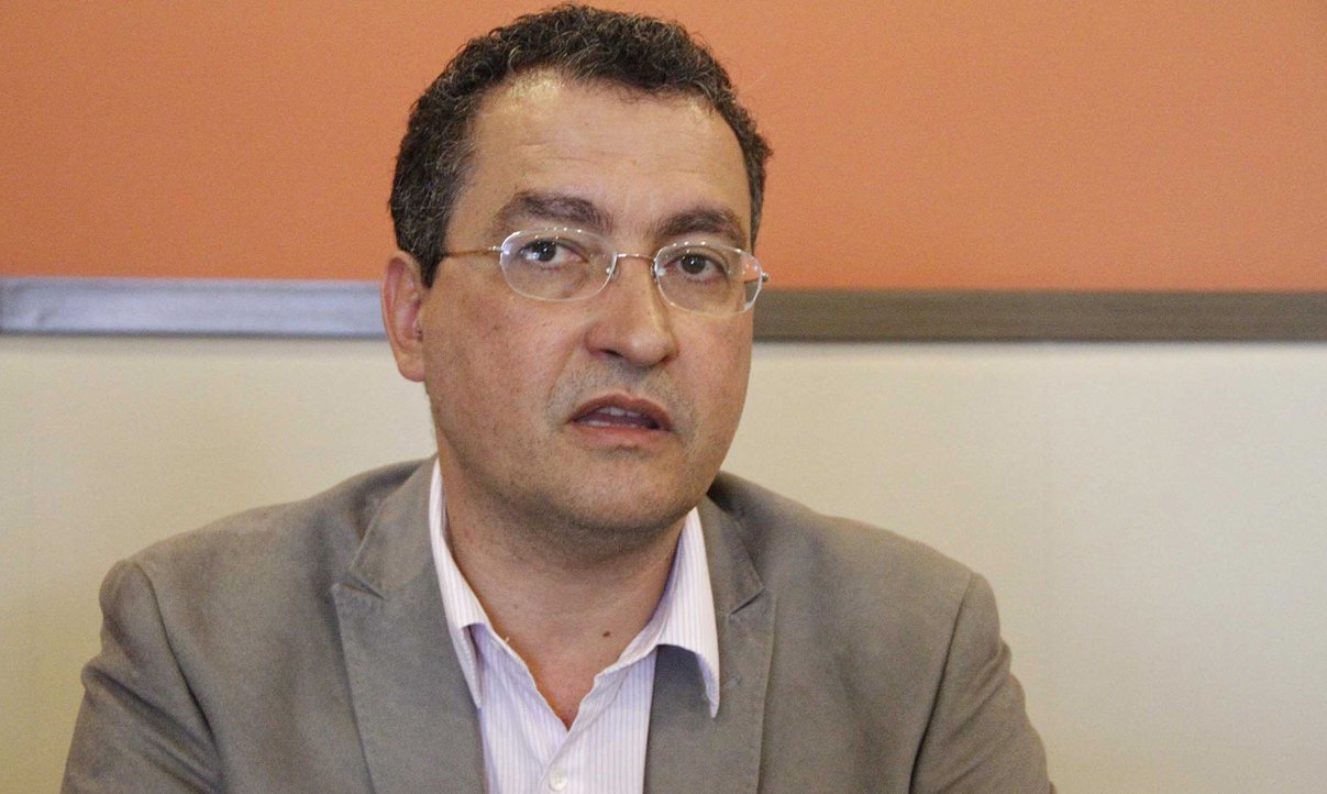 O desconhecido Rui Costa, candidato 'tirado do bolso' de Jaques Wagner, rejeita rótulo de 'poste' do governador pelo fato de não gozar de popularidade perante os cidadãos baianos; "Só quem não pesquisou pode dizer isso"; chefe da Casa Civil do estado argumenta, para garantir que não é poste, que foi o terceiro deputado federal mais votado na Bahia em 2010 e mais votado entre os candidatos petistas, com 212 mil votos; ele lembra ainda que é um dos fundadores do PT na Bahia e vereador de Salvador por dois mandatos (2000 e 2004) (Foto: Romulo Faro) O desconhecido Rui Costa, candidato 'tirado do bolso' de Jaques Wagner, rejeita rótulo de 'poste' do governador pelo fato de não gozar de popularidade perante os cidadãos baianos; "Só quem não pesquisou pode dizer isso"; chefe da Casa Civil do estado argumenta, para garantir que não é poste, que foi o terceiro deputado federal mais votado na Bahia em 2010 e mais votado entre os candidatos petistas, com 212 mil votos; ele lembra ainda que é um dos fundadores do PT na Bahia e vereador de Salvador por dois mandatos (2000 e 2004)