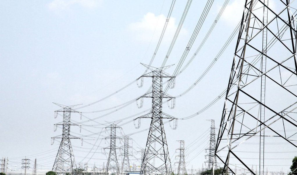 Consumo total de energia elétrica no país foi 39.902 gigawatts-hora em novembro; no acumulado do ano, o consumo também teve alta de 3,3%; dados fazem parte da Resenha Mensal do Mercado de Energia Elétrica; as residências puxaram o resultado do mês, com alta de 4,2%, seguidas pelo comércio e serviços (4,8%) (Foto: Valter Lima) Consumo total de energia elétrica no país foi 39.902 gigawatts-hora em novembro; no acumulado do ano, o consumo também teve alta de 3,3%; dados fazem parte da Resenha Mensal do Mercado de Energia Elétrica; as residências puxaram o resultado do mês, com alta de 4,2%, seguidas pelo comércio e serviços (4,8%)