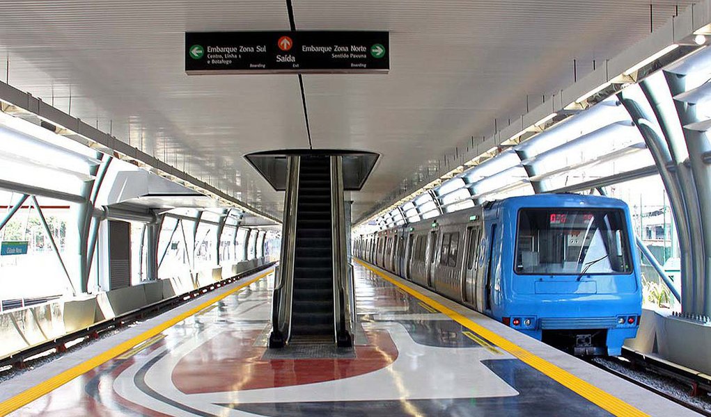 Trens da linha 1 e 2 do Metrô Rio tiveram a circulação interrompida, devido a um problema na subestação de energia, na Central do Brasil; a falha afetou os intervalos e a concessionária fez um corte de energia por três minutos no trecho entre as estações Carioca e Estácio (Foto: Leonardo Lucena) Trens da linha 1 e 2 do Metrô Rio tiveram a circulação interrompida, devido a um problema na subestação de energia, na Central do Brasil; a falha afetou os intervalos e a concessionária fez um corte de energia por três minutos no trecho entre as estações Carioca e Estácio