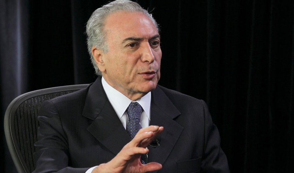 Vice-presidente atua para acalmar ânimos de líderes do seu partido em crise com a presidente Dilma Rousseff; após diversas reuniões, Michel Temer afirma que discussões internas entre PT e PMDB expõem "solidez" na parceria entre eles; "Por mais que muitas vezes se diga que há embaraço, devo dizer com toda a tranquilidade que as conversas que tive ontem à noite e que tivemos hoje com as lideranças do PMDB revelam a solidez da nossa aliança", afirmou (Foto: Valter Lima) Vice-presidente atua para acalmar ânimos de líderes do seu partido em crise com a presidente Dilma Rousseff; após diversas reuniões, Michel Temer afirma que discussões internas entre PT e PMDB expõem "solidez" na parceria entre eles; "Por mais que muitas vezes se diga que há embaraço, devo dizer com toda a tranquilidade que as conversas que tive ontem à noite e que tivemos hoje com as lideranças do PMDB revelam a solidez da nossa aliança", afirmou