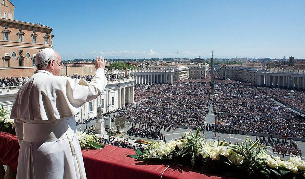 Mensagem do Domingo de Páscoa do papa Francisco foi um pedido de pacificação de todos os conflitos da terra, "pequenos ou grandes, antigos ou recentes", e fez uma chamada para a reconciliação entre governo e oposição na Venezuela; ele defendeu a reconciliação entre as partes –o governo de Nicolás Maduro e seus opositores–, que já haviam solicitado a participação da Santa Sé em suas negociações; "Que as almas se encaminhem para a reconciliação e para a concórdia fraterna na Venezuela", disse; ele mencionou ainda os conflitos da Ucrânia, Iraque, República Centro-Africana e Sudão do Sul (Foto: Valter Lima) Mensagem do Domingo de Páscoa do papa Francisco foi um pedido de pacificação de todos os conflitos da terra, "pequenos ou grandes, antigos ou recentes", e fez uma chamada para a reconciliação entre governo e oposição na Venezuela; ele defendeu a reconciliação entre as partes –o governo de Nicolás Maduro e seus opositores–, que já haviam solicitado a participação da Santa Sé em suas negociações; "Que as almas se encaminhem para a reconciliação e para a concórdia fraterna na Venezuela", disse; ele mencionou ainda os conflitos da Ucrânia, Iraque, República Centro-Africana e Sudão do Sul