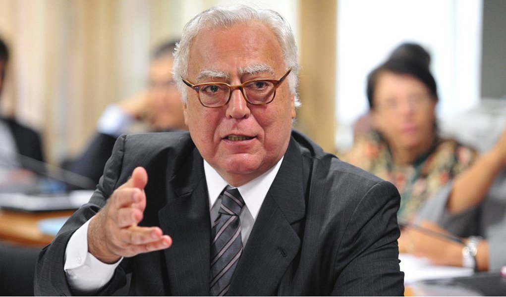 Partido do governador de Pernambuco, Eduardo Campos, apoiará a candidatura do deputado Miro Teixeira (Pros) no estado, segundo a colunista da Folha de S. Paulo Vera Magalhães; anúncio será feito no próximo sábado 15; o Rio era uma das pendências da aliança PSB-Rede; São Paulo e Minas continuam indefinidos (Foto: Leonardo Lucena) Partido do governador de Pernambuco, Eduardo Campos, apoiará a candidatura do deputado Miro Teixeira (Pros) no estado, segundo a colunista da Folha de S. Paulo Vera Magalhães; anúncio será feito no próximo sábado 15; o Rio era uma das pendências da aliança PSB-Rede; São Paulo e Minas continuam indefinidos