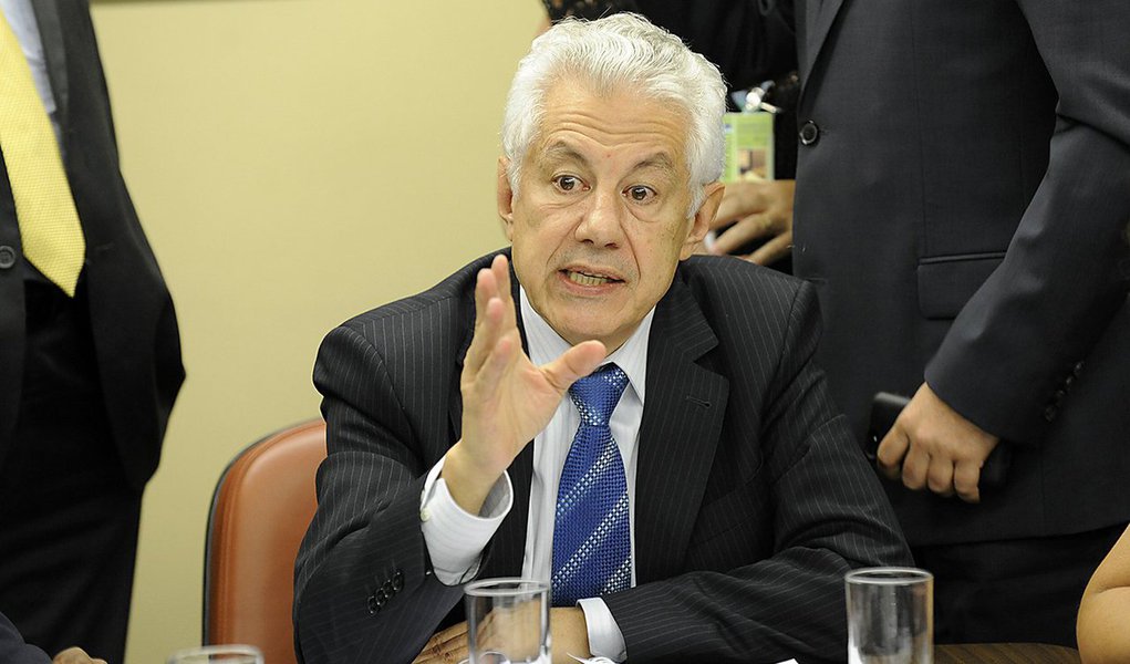 "Não há nem apoio regimental para o pedido, e nem tampouco uma comissão externa tem poder para chegar em outro país e adentrar uma investigação que eventualmente esteja sendo feita", afirmou o líder do governo, deputado Arlindo Chinaglia (PT-SP); ele lembrou que na Holanda, a denúncia de propina na estatal não está sendo investigada (Foto: Gisele Federicce) "Não há nem apoio regimental para o pedido, e nem tampouco uma comissão externa tem poder para chegar em outro país e adentrar uma investigação que eventualmente esteja sendo feita", afirmou o líder do governo, deputado Arlindo Chinaglia (PT-SP); ele lembrou que na Holanda, a denúncia de propina na estatal não está sendo investigada