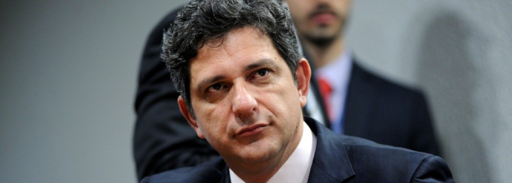 Deputado federal, presidente interino do PT e candidato a presidente da sigla para o período 2013-2017, Rogério Carvalho reforça disposição para manter-se na disputa, "em nome do coletivo que o fez candidato"; "queria tranquilizar a militância e todos aqueles que me fizeram candidato e que nos permitiram inscrever uma chapa que não tem possibilidade da gente abrir mão da candidatura, a não ser que seja um entendimento coletivo", ressaltou; Rogério disse ainda que se sente desrespeitado dentro do PT por não ser considerado por "algumas lideranças" como opção para manutenção da unidade interna (Foto: Valter Lima) Deputado federal, presidente interino do PT e candidato a presidente da sigla para o período 2013-2017, Rogério Carvalho reforça disposição para manter-se na disputa, "em nome do coletivo que o fez candidato"; "queria tranquilizar a militância e todos aqueles que me fizeram candidato e que nos permitiram inscrever uma chapa que não tem possibilidade da gente abrir mão da candidatura, a não ser que seja um entendimento coletivo", ressaltou; Rogério disse ainda que se sente desrespeitado dentro do PT por não ser considerado por "algumas lideranças" como opção para manutenção da unidade interna
