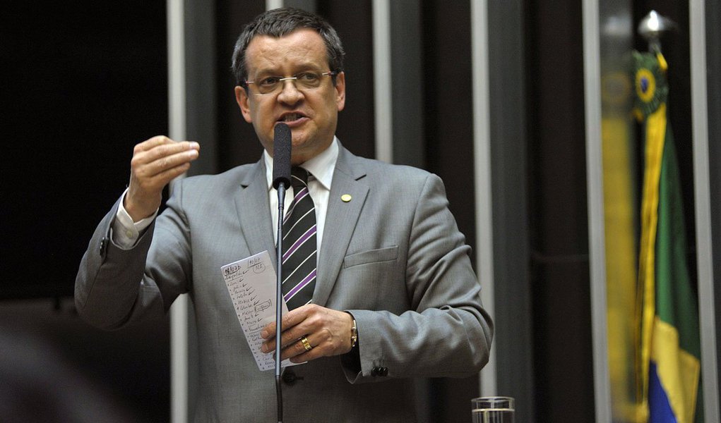 A Câmara Federal analisa proposta que altera a Constituição para criar o Conselho Nacional de Combate à Corrupção; "A atual Constituição Federal, que completou 25 anos, só registra um dispositivo com o termo "corrupção", para tratar da impugnação de mandato eletivo", afirma o deputado Beto Albuquerque (RS), líder do PSB na Casa (Foto: Leonardo Lucena) A Câmara Federal analisa proposta que altera a Constituição para criar o Conselho Nacional de Combate à Corrupção; "A atual Constituição Federal, que completou 25 anos, só registra um dispositivo com o termo "corrupção", para tratar da impugnação de mandato eletivo", afirma o deputado Beto Albuquerque (RS), líder do PSB na Casa