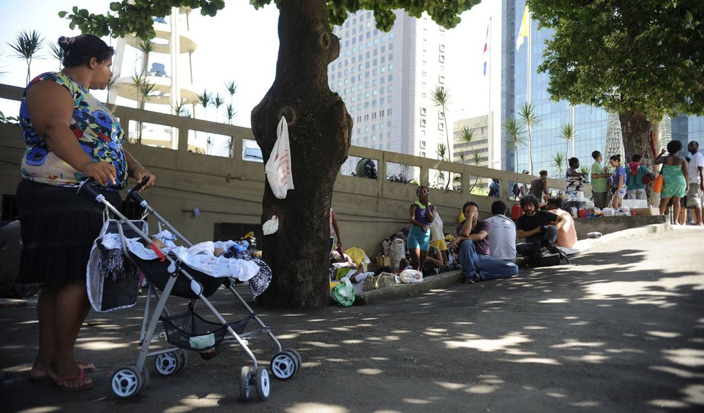 Cerca de 40 pessoas retiradas do terreno da Oi, no Engenho Novo, permanecem acampadas ao lado do estacionamento da Catedral Metropolitana de São Sebastião, na Avenida Chile, centro da capital fluminense; os manifestantes recebem doações de água e comida por meio de pedidos feitos nas redes sociais; a catedral disponibilizou um banheiro externo aos desalojados (Foto: Leonardo Lucena) Cerca de 40 pessoas retiradas do terreno da Oi, no Engenho Novo, permanecem acampadas ao lado do estacionamento da Catedral Metropolitana de São Sebastião, na Avenida Chile, centro da capital fluminense; os manifestantes recebem doações de água e comida por meio de pedidos feitos nas redes sociais; a catedral disponibilizou um banheiro externo aos desalojados