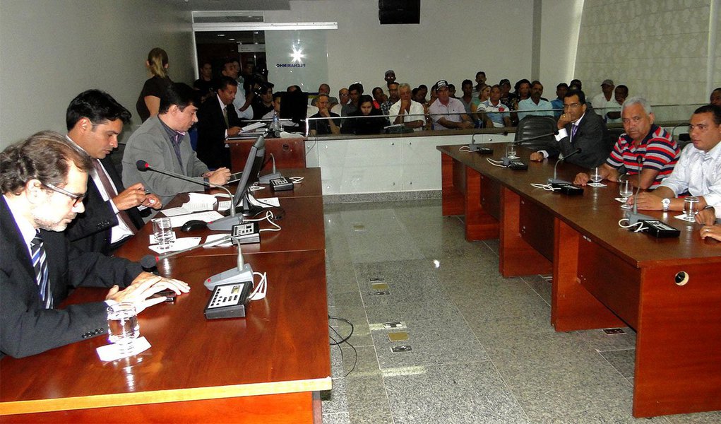 A audiência pública que debateu a mortandade de peixes no reservatório da Usina Hidrelétrica de Lajeado terminou com o direcionamento para a assinatura de um Termo de Ajustamento de Conduta (TAC) pela empresa Investco, se comprometendo a tomar medidas que evitem novas mortes de peixes; a empresa não compareceu à audiência e, caso se recuse a assinar o TAC, poderá ser alvo de Ação Civil Pública
(Foto: Aquiles Lins) A audiência pública que debateu a mortandade de peixes no reservatório da Usina Hidrelétrica de Lajeado terminou com o direcionamento para a assinatura de um Termo de Ajustamento de Conduta (TAC) pela empresa Investco, se comprometendo a tomar medidas que evitem novas mortes de peixes; a empresa não compareceu à audiência e, caso se recuse a assinar o TAC, poderá ser alvo de Ação Civil Pública