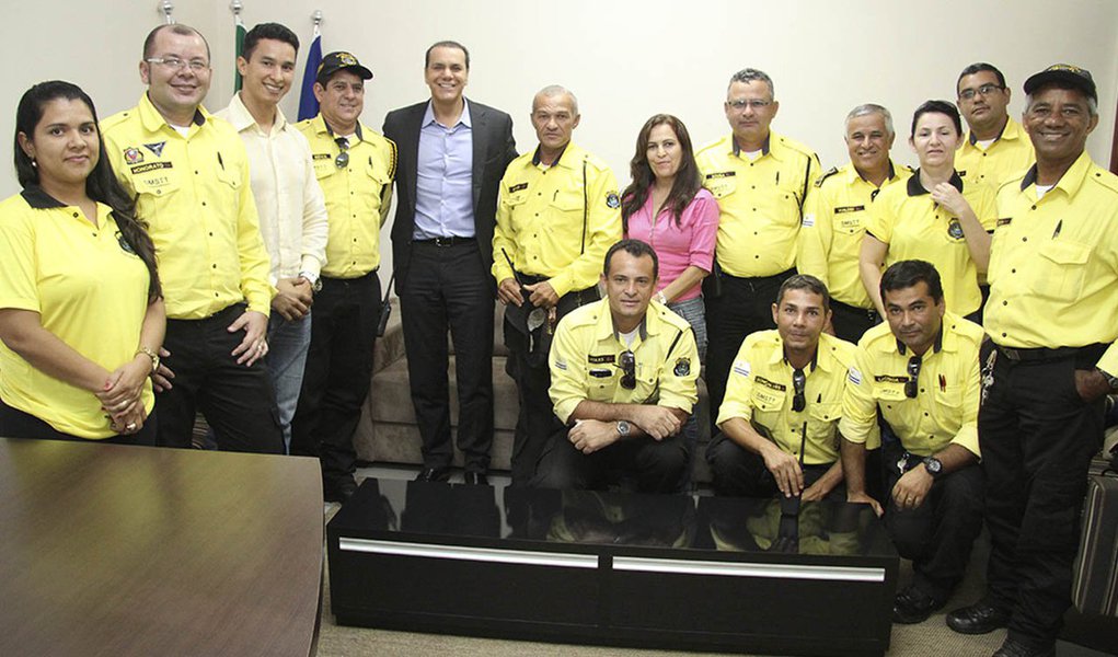 A PEC 77 reconhece oa agentes de trânsito como categoria profissional e tramita atualmente na Comissão de Constituição e Justiça do Senado (CCJ); caso haja alguma alteração na redação do projeto, a PEC retorna para a Câmara Federal onde será novamente votada; o senador garantiu à categoria de agentes tocantinenses que irá se empenhar no Senado para que a proposta seja aprovada sem alterações (Foto: Aquiles Lins) A PEC 77 reconhece oa agentes de trânsito como categoria profissional e tramita atualmente na Comissão de Constituição e Justiça do Senado (CCJ); caso haja alguma alteração na redação do projeto, a PEC retorna para a Câmara Federal onde será novamente votada; o senador garantiu à categoria de agentes tocantinenses que irá se empenhar no Senado para que a proposta seja aprovada sem alterações