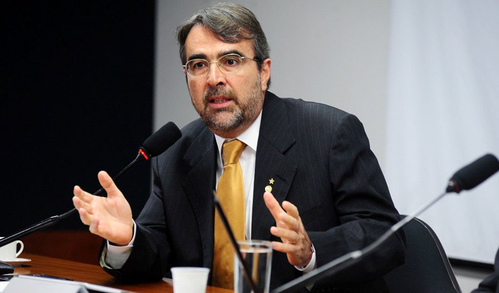 Deputado federal Henrique Fontana (PT) era o primeiro vice-líder e vinha exercendo a liderança há um mês, quando o deputado Arlindo Chinaglia (PT-SP) foi eleito para o cargo de primeiro-vice-presidente da Câmara, em substituição ao deputado André Vargas (sem partido-PR); Chinaglia era o líder do governo; "Como líder vou defender as ações e realizações do governo", disse Fontana (Foto: Valter Lima) Deputado federal Henrique Fontana (PT) era o primeiro vice-líder e vinha exercendo a liderança há um mês, quando o deputado Arlindo Chinaglia (PT-SP) foi eleito para o cargo de primeiro-vice-presidente da Câmara, em substituição ao deputado André Vargas (sem partido-PR); Chinaglia era o líder do governo; "Como líder vou defender as ações e realizações do governo", disse Fontana