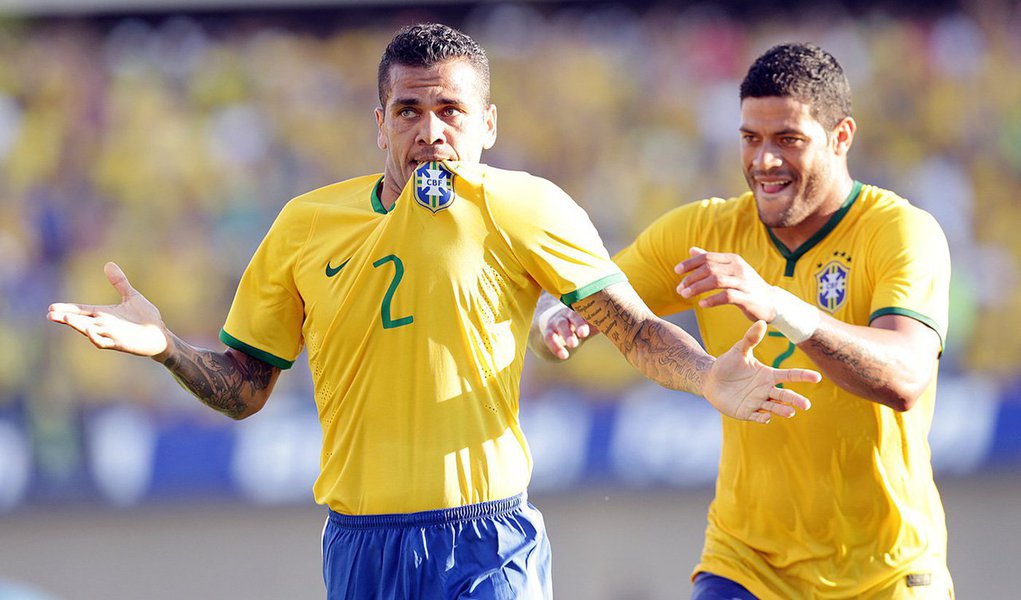 Jogador da Seleção Brasileira, o lateral direito Daniel Alves, que marcou um dos gols do jogo amistoso desta terça (3), pediu que os torcedores deixem para realizar protestos e manifestações de cobranças a políticos só depois do Mundial; "Sei que é difícil, mas peço com carinho que a torcida esqueça os problemas do país durante a Copa. Está provado que, quando a conexão com o torcedor acontece, nosso resultado é positivo. Depois da Copa, a gente volta a cobrar os políticos", afirmou (Foto: Valter Lima) Jogador da Seleção Brasileira, o lateral direito Daniel Alves, que marcou um dos gols do jogo amistoso desta terça (3), pediu que os torcedores deixem para realizar protestos e manifestações de cobranças a políticos só depois do Mundial; "Sei que é difícil, mas peço com carinho que a torcida esqueça os problemas do país durante a Copa. Está provado que, quando a conexão com o torcedor acontece, nosso resultado é positivo. Depois da Copa, a gente volta a cobrar os políticos", afirmou