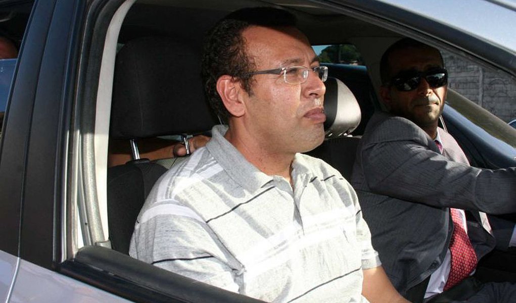 Advogados do líder do movimento grevista da Polícia Militar (PM) da Bahia, Marco Prisco, protocolaram na manhã deste sábado (19) um pedido de soltura na Justiça Federal; Prisco é presidente da Associação de Policiais e Bombeiros e seus Familiares do Estado da Bahia (Aspra) e vereador em Salvador; ele foi preso na Bahia e, posteriormente, transferido para o Complexo da Papuda, no Distrito Federal (Foto: Valter Lima) Advogados do líder do movimento grevista da Polícia Militar (PM) da Bahia, Marco Prisco, protocolaram na manhã deste sábado (19) um pedido de soltura na Justiça Federal; Prisco é presidente da Associação de Policiais e Bombeiros e seus Familiares do Estado da Bahia (Aspra) e vereador em Salvador; ele foi preso na Bahia e, posteriormente, transferido para o Complexo da Papuda, no Distrito Federal