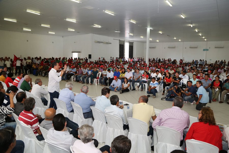 O Partido dos Trabalhadores (PT) segue em caravana pela Bahia, realizando plenárias para a elaboração do Programa de Governo Participativo (PGP) 2014; neste sábado (15), o evento foi realizado na cidade de Teixeira de Freitas, contemplando os territórios de identidade Extremo Sul e Costa do Descobrimento; o evento contou com a participação do pré-candidato ao governo pelo partido, Rui Costa e o pré-candidato ao senado, Otto Alencar (PSD) (Foto: Paulo Emílio) O Partido dos Trabalhadores (PT) segue em caravana pela Bahia, realizando plenárias para a elaboração do Programa de Governo Participativo (PGP) 2014; neste sábado (15), o evento foi realizado na cidade de Teixeira de Freitas, contemplando os territórios de identidade Extremo Sul e Costa do Descobrimento; o evento contou com a participação do pré-candidato ao governo pelo partido, Rui Costa e o pré-candidato ao senado, Otto Alencar (PSD)