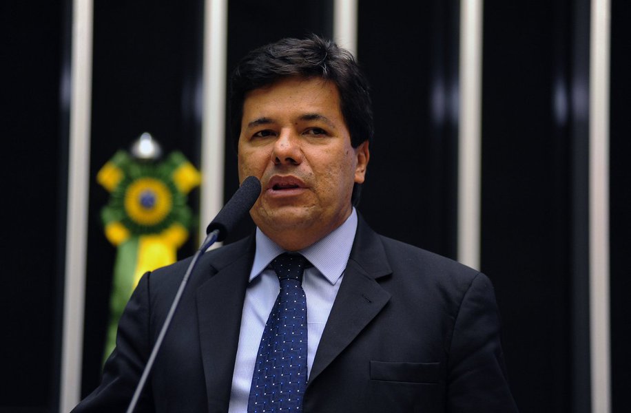 Líder do Democratas, deputado Mendonça Filho (PE) apresentou à Mesa da Câmara projeto de decreto legislativo para sustar o Decreto Presidencial 8.243, de 23 de maio, que criou a Política Nacional de Participação Social (PNPS) e o Sistema Nacional de Participação Social (SNPS); "A democracia se dá por meio dos seus representantes no Congresso, legitimamente eleitos", defende o parlamentar (Foto: Gisele Federicce) Líder do Democratas, deputado Mendonça Filho (PE) apresentou à Mesa da Câmara projeto de decreto legislativo para sustar o Decreto Presidencial 8.243, de 23 de maio, que criou a Política Nacional de Participação Social (PNPS) e o Sistema Nacional de Participação Social (SNPS); "A democracia se dá por meio dos seus representantes no Congresso, legitimamente eleitos", defende o parlamentar
