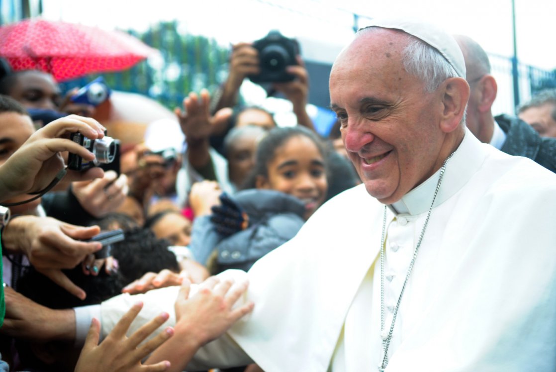 "Rezai por mim", pediu Francisco pelo Twitter nesta quinta-feira 13, quando celebra o primeiro aniversário de pontificado; comentários como "Quem sou eu para julgar?" sobre gays têm contrastado com o estilo mais distante de seus antecessores João Paulo 2º e Bento 16 (Foto: Gisele Federicce) "Rezai por mim", pediu Francisco pelo Twitter nesta quinta-feira 13, quando celebra o primeiro aniversário de pontificado; comentários como "Quem sou eu para julgar?" sobre gays têm contrastado com o estilo mais distante de seus antecessores João Paulo 2º e Bento 16