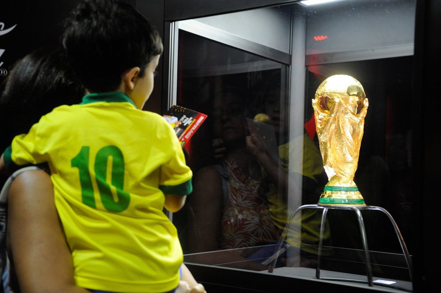 Ontem, o secretário-geral da Fifa, Jérôme Valcke, admitiu que o estádio do jogo de abertura do Mundial, o Itaquerão, em São Paulo, ficará pronto "no último minuto"; segundo o ministério do Esporte, as obras estão 99% concluídas (Foto: Gisele Federicce) Ontem, o secretário-geral da Fifa, Jérôme Valcke, admitiu que o estádio do jogo de abertura do Mundial, o Itaquerão, em São Paulo, ficará pronto "no último minuto"; segundo o ministério do Esporte, as obras estão 99% concluídas