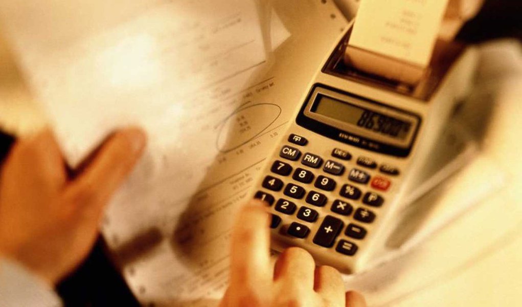 Pela oitava vez seguida, o Banco Central reajustou os juros básicos da economia; por unanimidade, o Comitê de Política Monetária (Copom) aumentou a taxa Selic (juros básicos da economia) em 0,25 ponto percentual, para 10,75% ao ano; apesar da elevação, o BC reduziu o ritmo do aperto monetário. Nas últimas reuniões, o Copom vinha reajustando a Selic em 0,5 ponto percentual; em abril de 2013, o Copom iniciou um novo ciclo de alta nos juros básicos, depois de quase dois anos sem aumento, e elevou a Selic para 7,5% ao ano; desde agosto de 2011, a taxa vinha sendo reduzida sucessivamente até atingir 7,25% ao ano em outubro de 2012 (Foto: Valter Lima) Pela oitava vez seguida, o Banco Central reajustou os juros básicos da economia; por unanimidade, o Comitê de Política Monetária (Copom) aumentou a taxa Selic (juros básicos da economia) em 0,25 ponto percentual, para 10,75% ao ano; apesar da elevação, o BC reduziu o ritmo do aperto monetário. Nas últimas reuniões, o Copom vinha reajustando a Selic em 0,5 ponto percentual; em abril de 2013, o Copom iniciou um novo ciclo de alta nos juros básicos, depois de quase dois anos sem aumento, e elevou a Selic para 7,5% ao ano; desde agosto de 2011, a taxa vinha sendo reduzida sucessivamente até atingir 7,25% ao ano em outubro de 2012