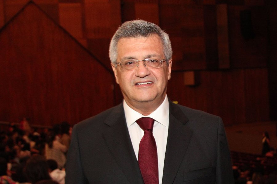 Além de seu salário mensal de aproximadamente R$ 21 mil que recebe pelo exercício do mandato de deputado estadual, João Carlos Bacelar, do PTN, ganha incremento de cerca de R$ 15 mil, também mensais, provenientes de sua 'aposentadoria' do cargo de vereador de Salvador; assinada pelo presidente do Instituto de Previdência do Salvador (Previs), portaria nº 67/2014, publicada no Diário Oficial do Município, determina que Bacelar tem direito a receber os R$ 15 mil, "equivalentes a 100% do subsídio do agente político municipal" (Foto: Romulo Faro) Além de seu salário mensal de aproximadamente R$ 21 mil que recebe pelo exercício do mandato de deputado estadual, João Carlos Bacelar, do PTN, ganha incremento de cerca de R$ 15 mil, também mensais, provenientes de sua 'aposentadoria' do cargo de vereador de Salvador; assinada pelo presidente do Instituto de Previdência do Salvador (Previs), portaria nº 67/2014, publicada no Diário Oficial do Município, determina que Bacelar tem direito a receber os R$ 15 mil, "equivalentes a 100% do subsídio do agente político municipal"