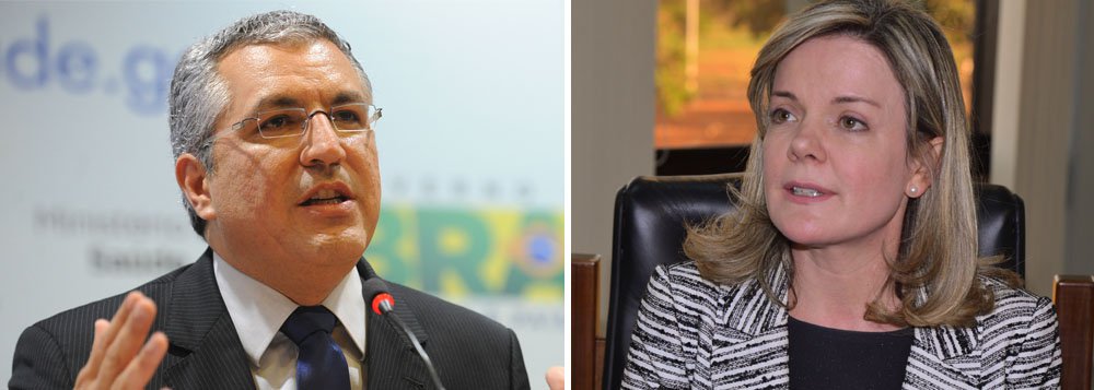 De acordo com a Lei de Inelegibilidades, além de ministros de Estado, magistrados, presidentes, diretores e superintendentes de empresas públicas e chefes de órgãos que fazem assessoramento direto também devem pedir exonoração até o dia 5 de abril, seis meses antes do primeiro turno; alguns nomes já certos para sair são dos ministros da Saúde, Alexandre Padilha, e da Casa Civil, Gleisi Hoffmann, candidatos aos governos de São Paulo e do Paraná, respectivamente (Foto: Gisele Federicce) De acordo com a Lei de Inelegibilidades, além de ministros de Estado, magistrados, presidentes, diretores e superintendentes de empresas públicas e chefes de órgãos que fazem assessoramento direto também devem pedir exonoração até o dia 5 de abril, seis meses antes do primeiro turno; alguns nomes já certos para sair são dos ministros da Saúde, Alexandre Padilha, e da Casa Civil, Gleisi Hoffmann, candidatos aos governos de São Paulo e do Paraná, respectivamente