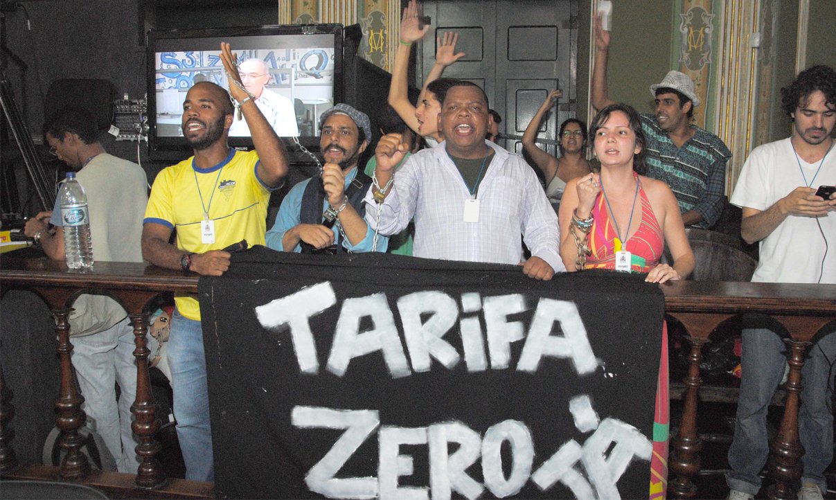 O Movimento Passe Livre (MPL) avalia desocupar o plenário da Câmara Municipal exatamente no dia em que a permanência do grupo completará um mês, na próxima quarta-feira (21); segundo Yuri Silva, assessor do coletivo, esta semana será decisiva; os dois ativistas que permanecem no Plenário Cosme de Farias podem deixar o Legislativo após avaliação das sessões da Casa que irão decidir pelo aumento ou não do salário do funcionalismo público (Foto: Romulo Faro) O Movimento Passe Livre (MPL) avalia desocupar o plenário da Câmara Municipal exatamente no dia em que a permanência do grupo completará um mês, na próxima quarta-feira (21); segundo Yuri Silva, assessor do coletivo, esta semana será decisiva; os dois ativistas que permanecem no Plenário Cosme de Farias podem deixar o Legislativo após avaliação das sessões da Casa que irão decidir pelo aumento ou não do salário do funcionalismo público