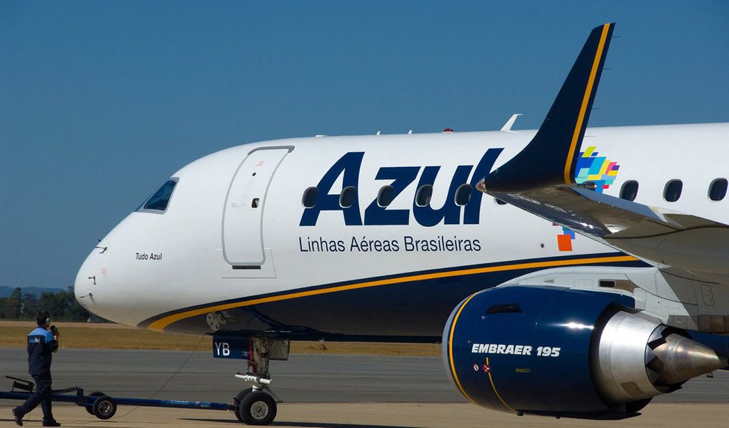 De acordo com a Azul, o avião modelo 195 da Embraer, que operava o voo AD 6913, de Campinas (SP) a Uberlândia (MG), ultrapassou o limite final da pista, parando em uma área com grama no final da cabeceira; "Não houve qualquer ferimento aos 93 clientes e cinco tripulantes que se encontravam a bordo. Todos desembarcaram normalmente", informou a Azul (Foto: Leonardo Attuch) De acordo com a Azul, o avião modelo 195 da Embraer, que operava o voo AD 6913, de Campinas (SP) a Uberlândia (MG), ultrapassou o limite final da pista, parando em uma área com grama no final da cabeceira; "Não houve qualquer ferimento aos 93 clientes e cinco tripulantes que se encontravam a bordo. Todos desembarcaram normalmente", informou a Azul